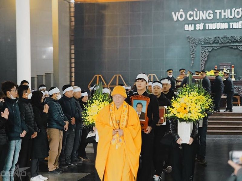 Nathan Lee xuất hiện trong tang lễ với chiếc khăn tang, ôm di ảnh cha