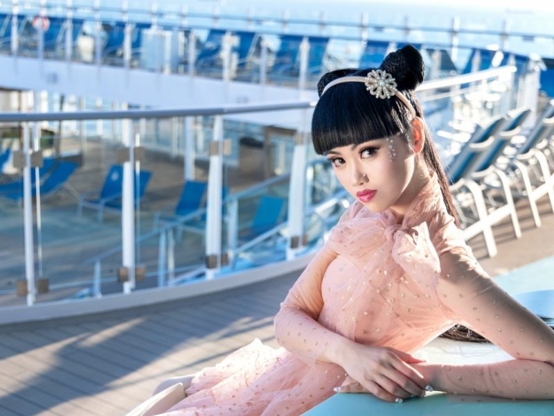 Siêu mẫu Jessica Minh Anh được nhiều đất nước vinh danh